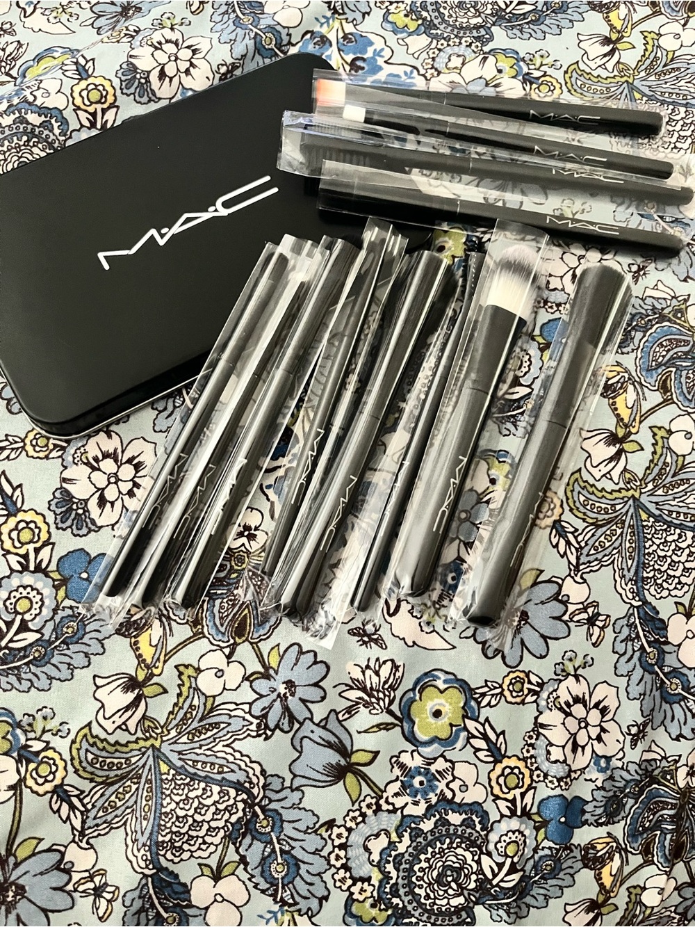 MAC Cosmetics Black Brush Set - Picture 3 of 4